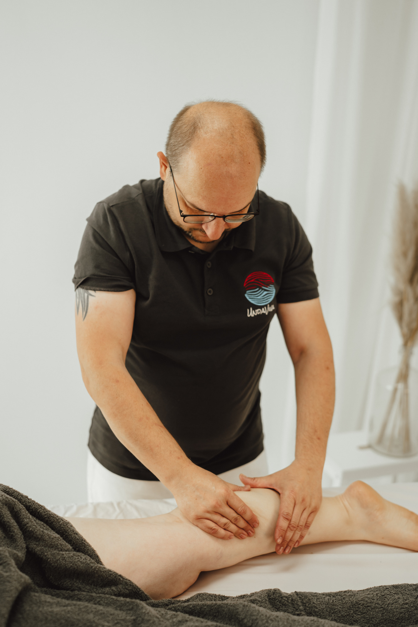 Markus bei einer Massage der Wade