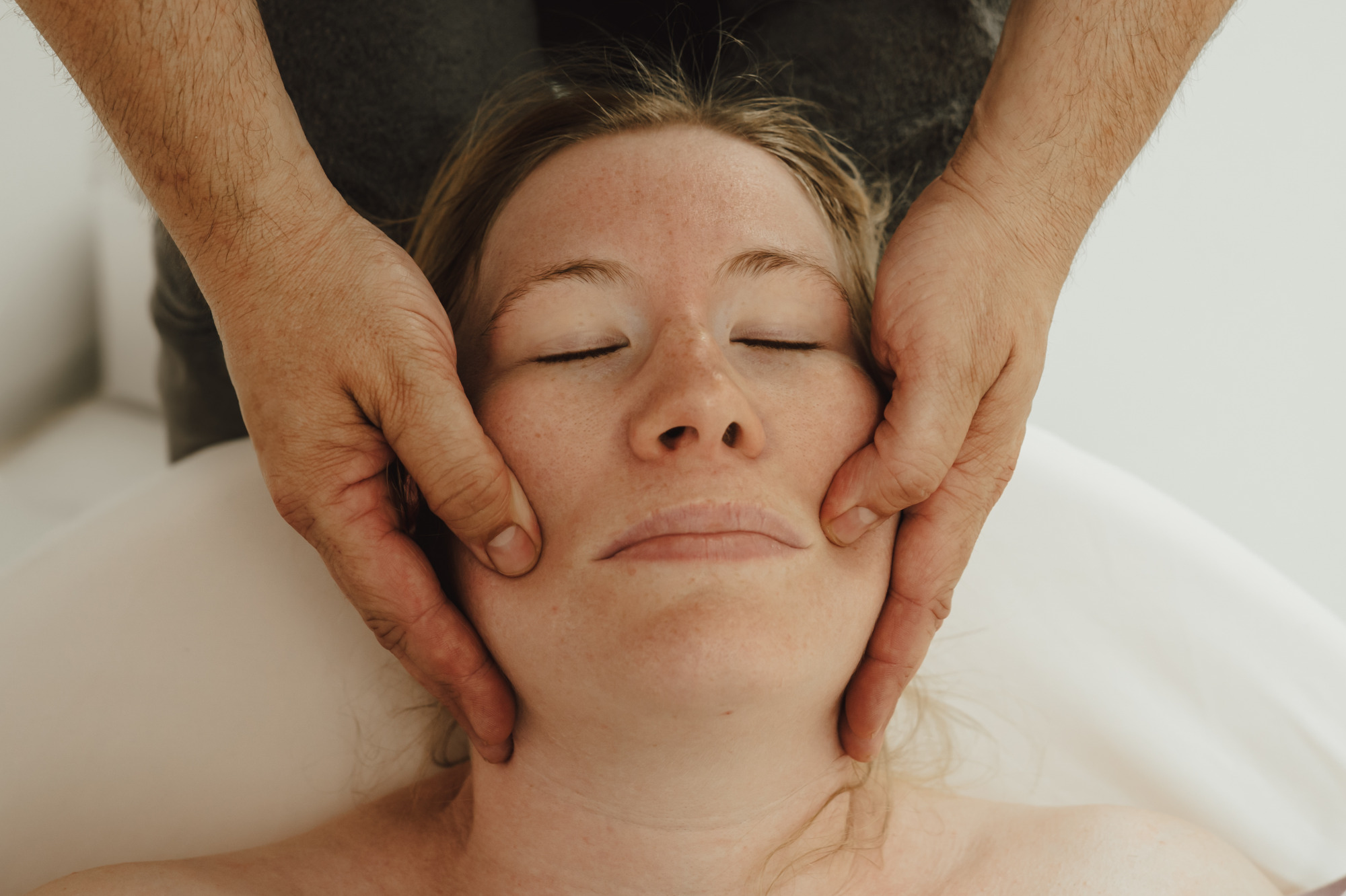 Massagegriffe an den Wangen
