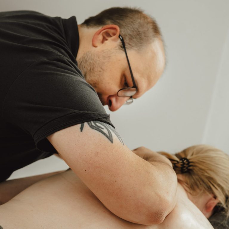 Fließende Lomi-Lomi-Nui-Massage mit warmem Bio-Öl
